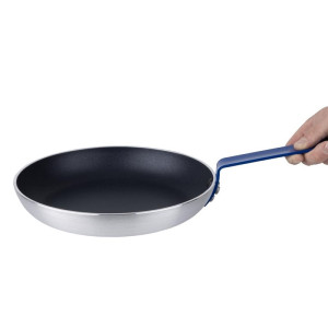 Neslīdoša alumīnija panna Teflon Plus ar zilu rokturi 28cm - Gastronoble