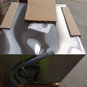 Profesionālā trauku mazgājamā mašīna ar skalošanas šķidruma un mazgāšanas līdzekļa dozatoru - 50 x 50 cm