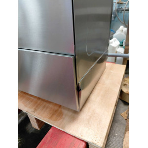 Profesionālā trauku mazgājamā mašīna ar skalošanas šķidruma un mazgāšanas līdzekļa dozatoru - 40 x 40 cm - Dynasteel